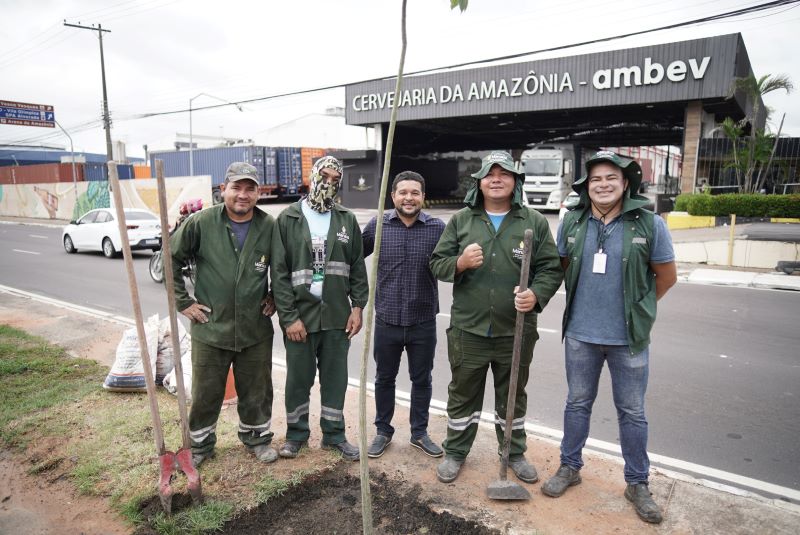 Prefeitura de Manaus realiza acao de arborizacao na avenida Constantino Nery