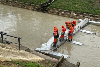 Prefeitura de Manaus realiza operacao de limpeza nas ecobarreiras apos forte chuva 2