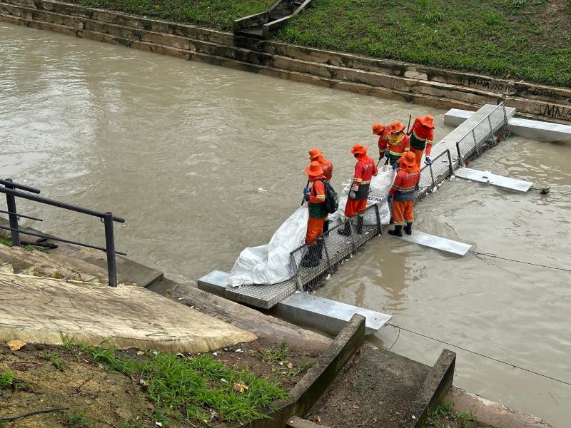 Prefeitura de Manaus realiza operacao de limpeza nas ecobarreiras apos forte chuva 2