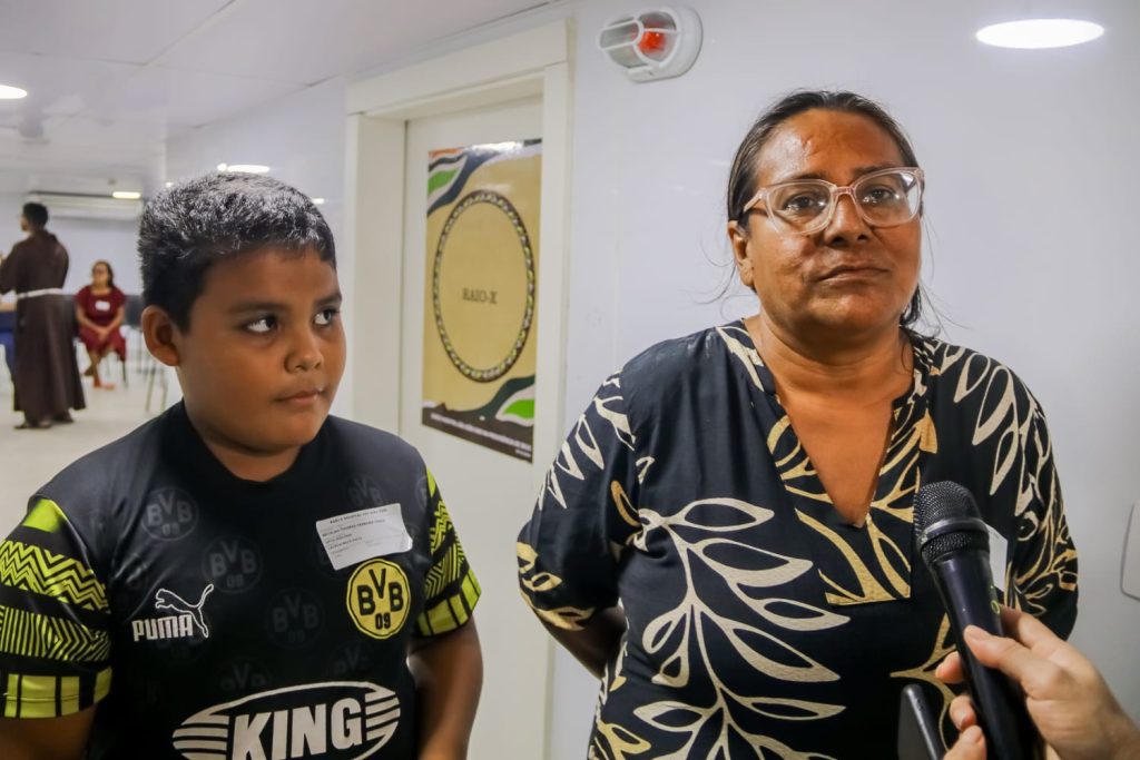 Rosana Rodrigues e Nicola Thomas Ferreira atendimentos no Barco Hospital Sao Joao XVIII Foto Evandro Seixas SESAM 1024x683 1