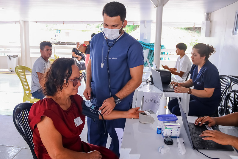 Em Manaquiri, Barco Hospital São João XXIII realiza mais de 2,2 mil atendimentos em quatro dias Informe Manaus SES AM Em quatro dias Barco Hospital atende mais de 2 mil pessoas em Manaquiri Foto Evandro Seixas 2