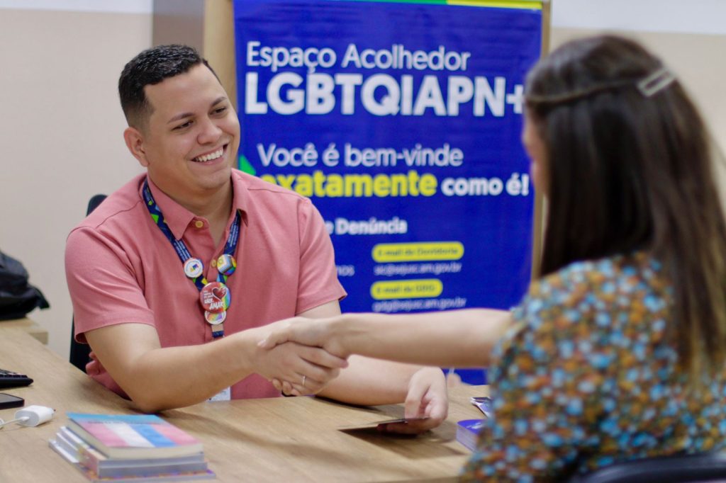 Dia da Visibilidade Trans: Autora amazonense celebra carreira e reafirma luta pela comunidade Informe Manaus Sejusc Paulo Rogerio e gerente de Diversidade e Genero da Sejusc Fotos Lincoln Ferreira 2 1024x682 1
