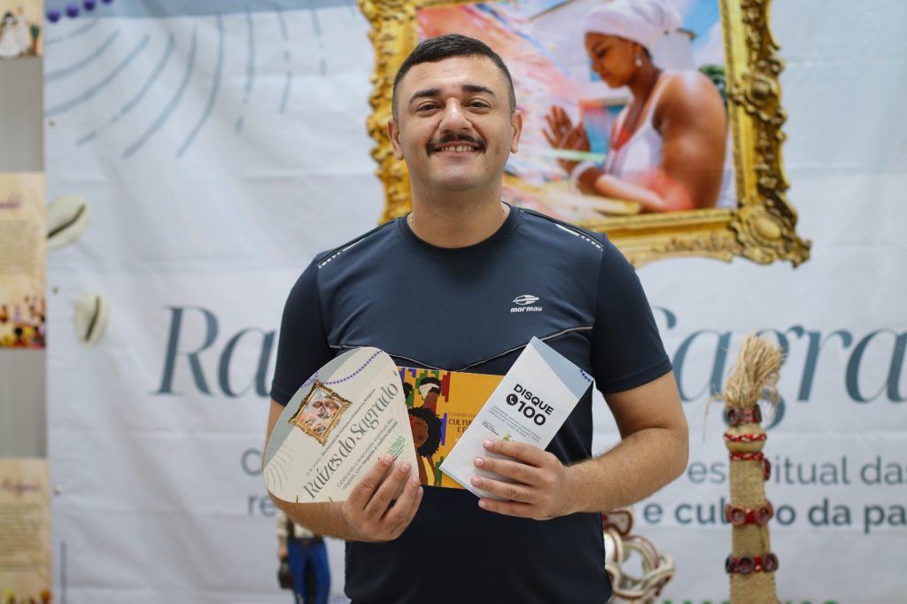 Raízes do Sagrado: Governo do Amazonas realiza exposição sobre religiões de matriz africana em shopping da zona leste Informe Manaus Sejusc Personagem Gustavo Lauback Fotos Ygson Franca 2 1024x682 1