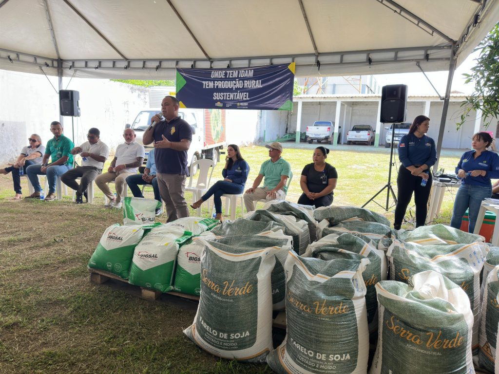 Sepror entrega 6,5 toneladas de insumo alimentar animal aos produtores de Itacoatiara Informe Manaus Sepror Itacoatiara Eire Vinhote Seapaf foto Joao Venancio Seapaf 1024x768 1