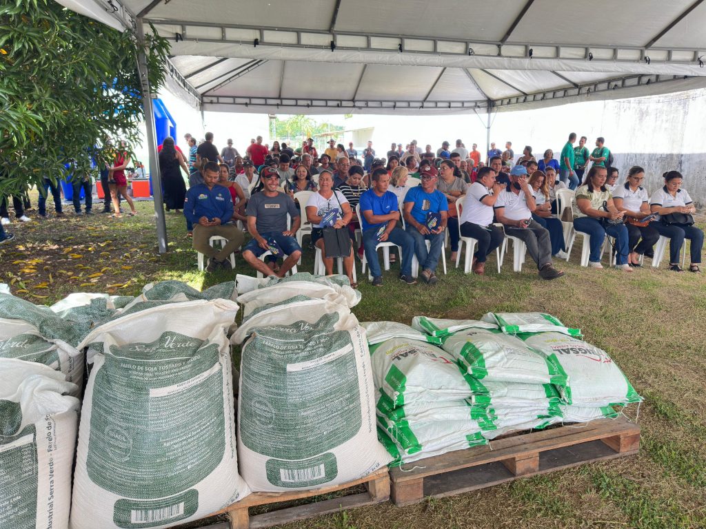 Sepror entrega 6,5 toneladas de insumo alimentar animal aos produtores de Itacoatiara Informe Manaus Sepror Itacoatiara Insumo foto Joao Venancio Seapaf 1024x768 1