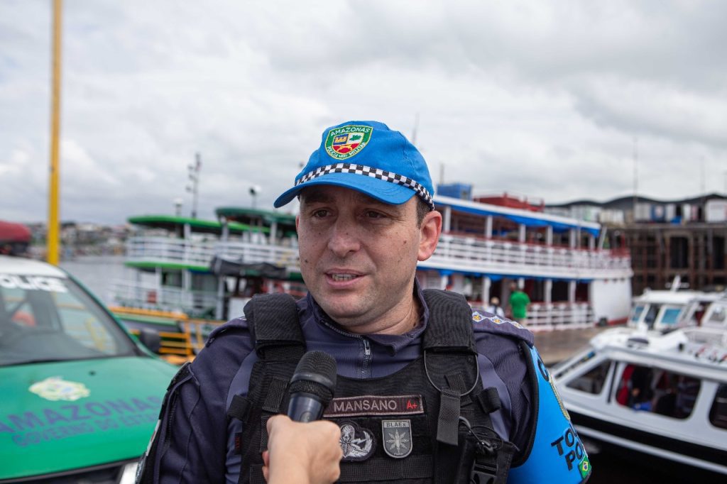 MS Aurora: maior cruzeiro da temporada atraca no Porto de Manaus com mais de 2,4 mil turistas Informe Manaus capitao thiago 1024x682 1
