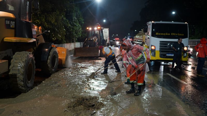 Com acao imediata Prefeitura de Manaus libera avenida Mario Ypiranga em apenas 3h de trabalho 3