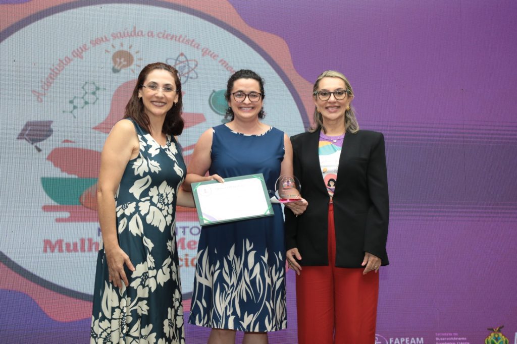 Fapeam lancamento de editais cientistas mulheres Pesquisadora Jacqueline Sachett recebe homenagem da Fapeam Foto Ayrton Lopes Fapeam 1024x682 1