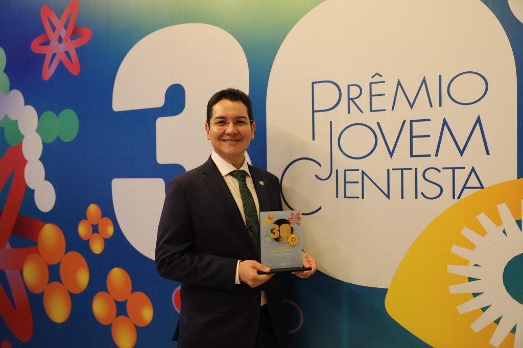 Pro reitor da UEA recebe Premio Jovem Cientista por impacto academico e inovacao cientifica Darlisom Ferreira 1 1024x683 1