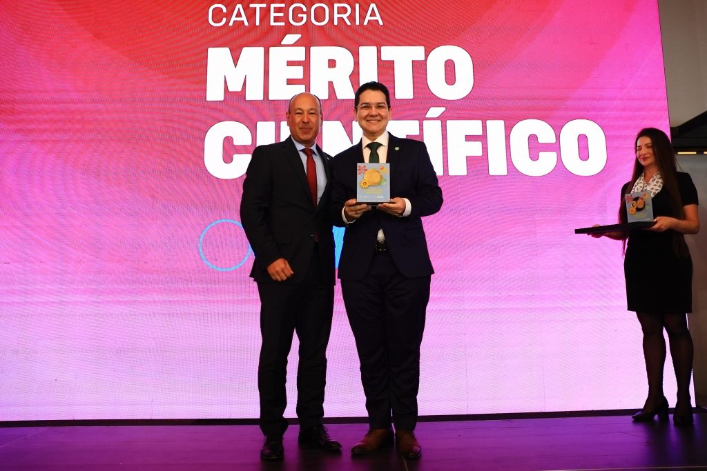 Pro reitor da UEA recebe Premio Jovem Cientista por impacto academico e inovacao cientifica Darlisom Ferreira 6 1024x683 1