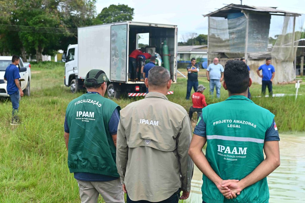 Equipe do Ipaam durante entrega de animais na Fazenda Experimental da Ufam Foto 5 20 03 2025 1024x681 1