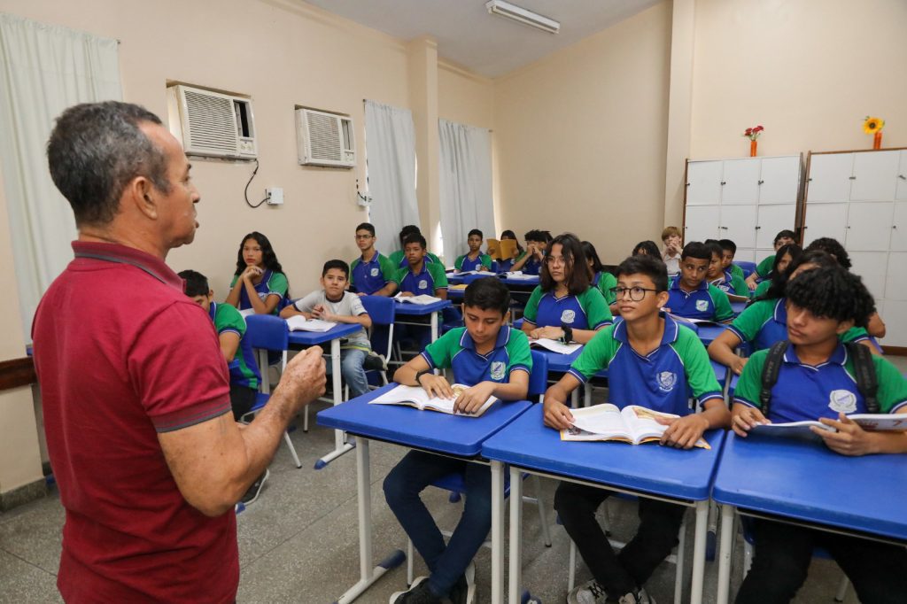 Governador Wilson Lima anuncia pagamento de progressoes a mais de 2 mil professores e pedagogos da rede estadual 3 foto Antonio Lima Secom 1024x682 1