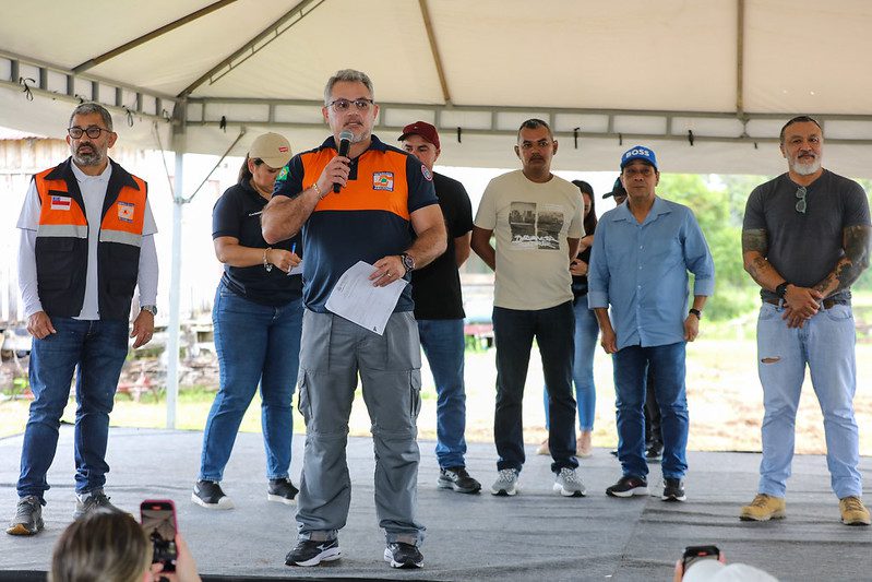 Governo do Amazonas instala purificador de agua na comunidade Sao Francisco em Iranduba 6 Secretario Defesa Civil Francisco Maximo FOTO Antonio Lima