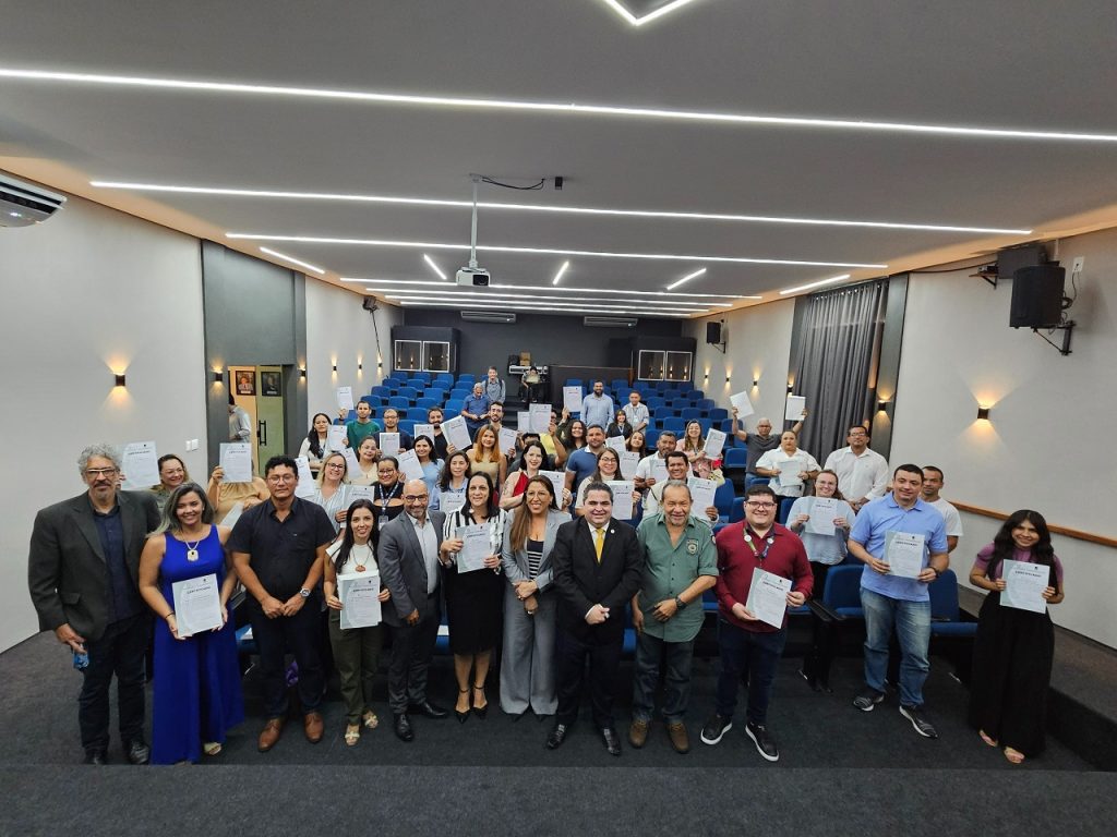 Idam e Ufam certificam servidores do instituto em Agentes de Assistência Técnica e Extensão Rural 3 Idam Entrega de certificados de capacitacao em Ater Fotos Renan Pinheiro 1024x768 1