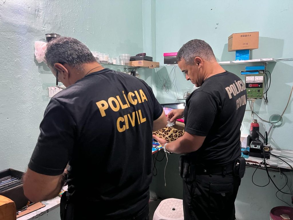 RecuperaFone: PC-AM prende donos de assistência técnica por posse de celular com restrição de roubo ou furto 11 SSP AMOPERACAO CELULARES CENTRO FOTO VICTOR LEVY SSP AM 05 1024x768 1