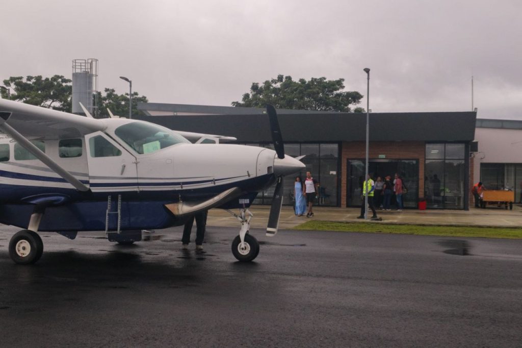 Governador Wilson Lima inaugura nova pista do aeroporto de Barcelos, ampliando capacidade operacional do terminal 13 2 1024x682 1