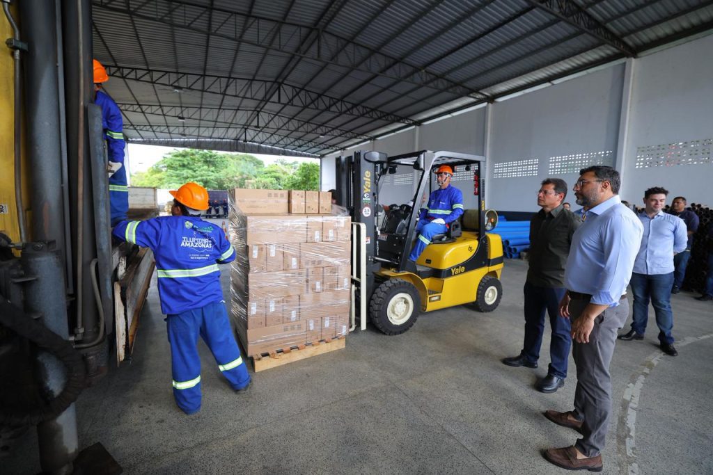 Ilumina+ Amazonas: Governador Wilson Lima vistoria envio de luminárias em LED para Borba e Uarini 8 51a1dd7b 0679 4d99 8b53 e41bfe58b72b 1024x683 1