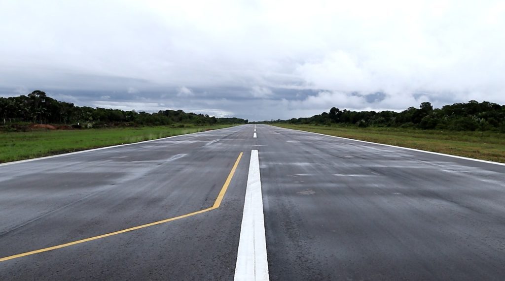 Governador Wilson Lima inaugura nova pista do aeroporto de Barcelos, ampliando capacidade operacional do terminal 9 6 1024x571 1