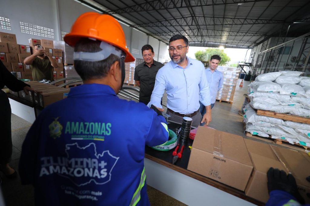 Ilumina+ Amazonas: Governador Wilson Lima vistoria envio de luminárias em LED para Borba e Uarini 7 92451c38 9ef1 4f69 ae98 ebfb56156e01 1024x683 1
