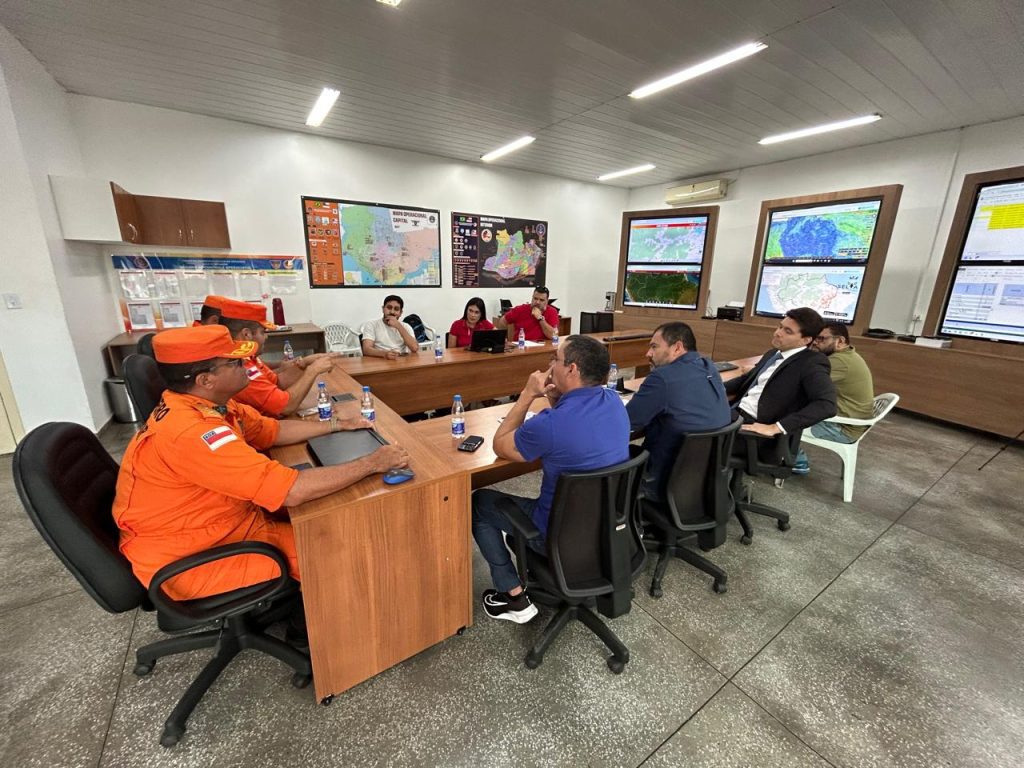Festival de Parintins 2025: Corpo de Bombeiros alinha estratégias de segurança do espetáculo com representantes dos bumbás 7 CBMAM REUNIAO PARINTINS FOTO PAULO BAHIA 1 1024x768 1