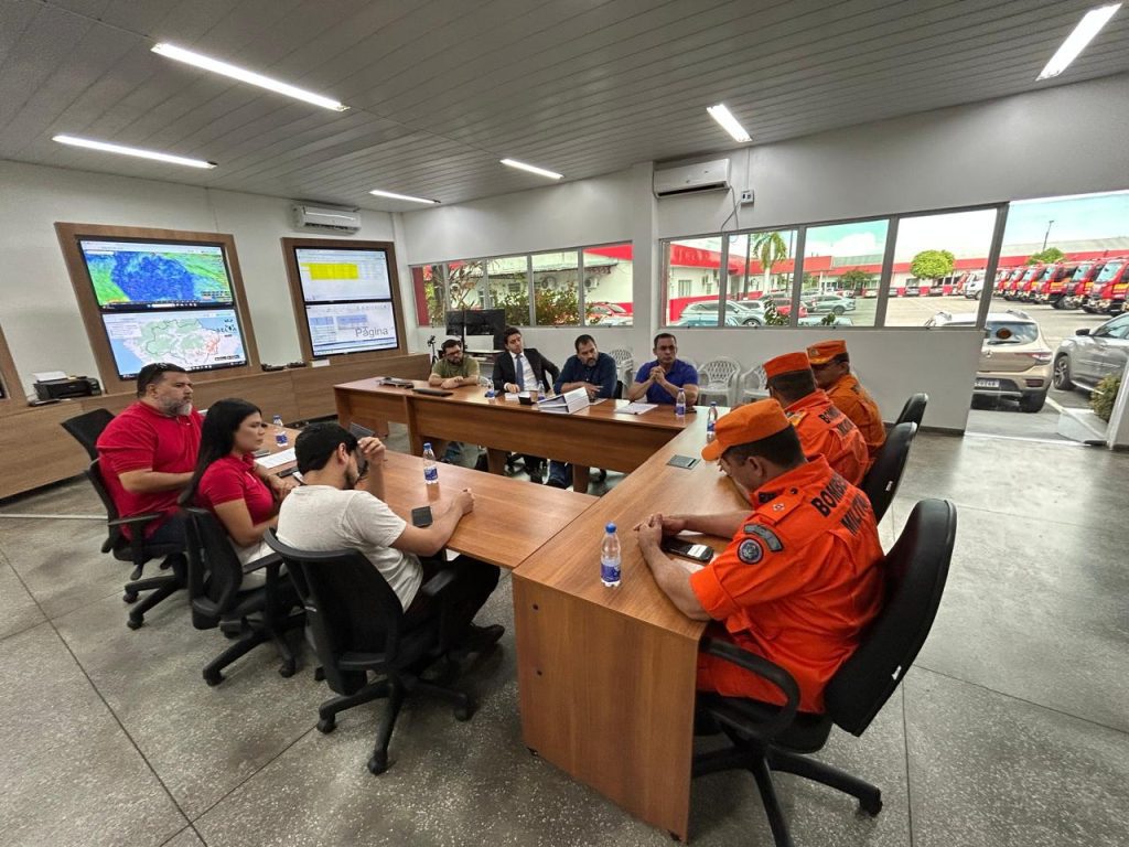 Festival de Parintins 2025: Corpo de Bombeiros alinha estratégias de segurança do espetáculo com representantes dos bumbás 8 CBMAM REUNIAO PARINTINS FOTO PAULO BAHIA 2 1024x768 1