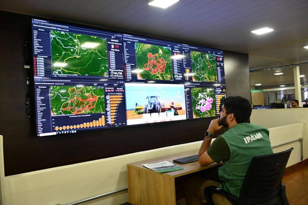 Ipaam embarga mais de 6 mil hectares por desmatamento ilegal com monitoramento remoto em abril 9 Centro de Monitoramento Foto 3 Arquivo 13 05 2025 1024x682 1