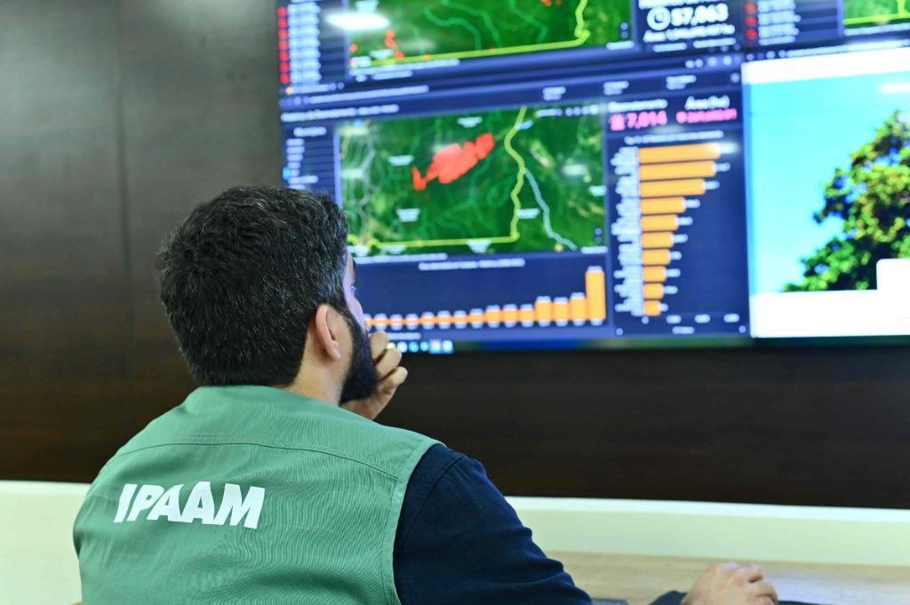 Ipaam embarga mais de 6 mil hectares por desmatamento ilegal com monitoramento remoto em abril 8 Centro de Monitoramento Foto 4 Arquivo 13 05 2025 1024x681 1