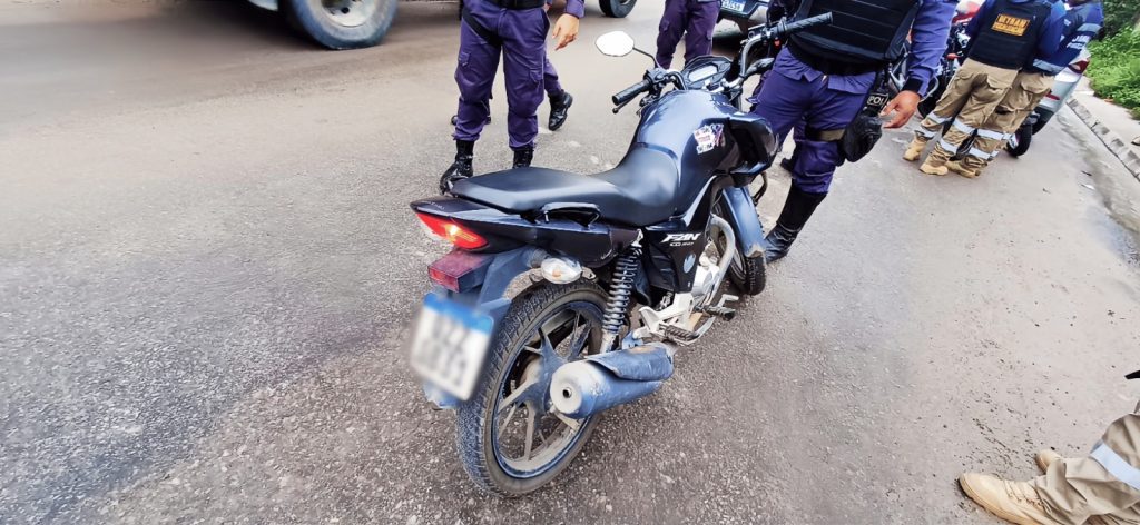 Detran-AM: Ações de fiscalização recuperam motocicleta furtada e removem ‘amarelinho’ com motorista embriagado em Manaus 7 Detran AM Moto Furtada e Amarelinho Creditos Divulgacao Detran AM 1024x472 1