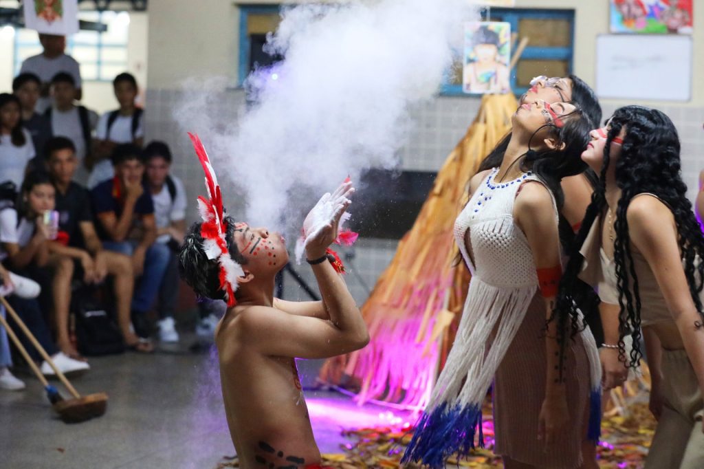 Alunos da EE Rofram Bechior brilham durante apresentações culturais em valorização à cultura indígena 11 Educacao Foto Projeto da diversidade Foto Euzivaldo Queiroz 1 1024x682 1