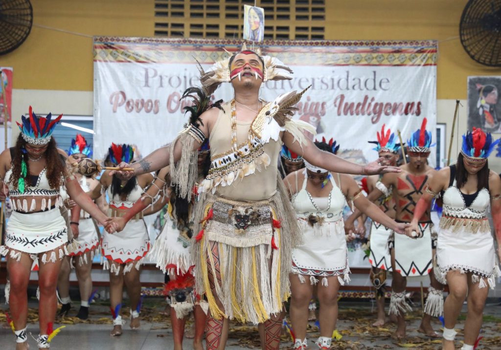 Alunos da EE Rofram Bechior brilham durante apresentações culturais em valorização à cultura indígena 9 Educacao Foto Projeto da diversidade Foto Euzivaldo Queiroz 3 1024x716 1