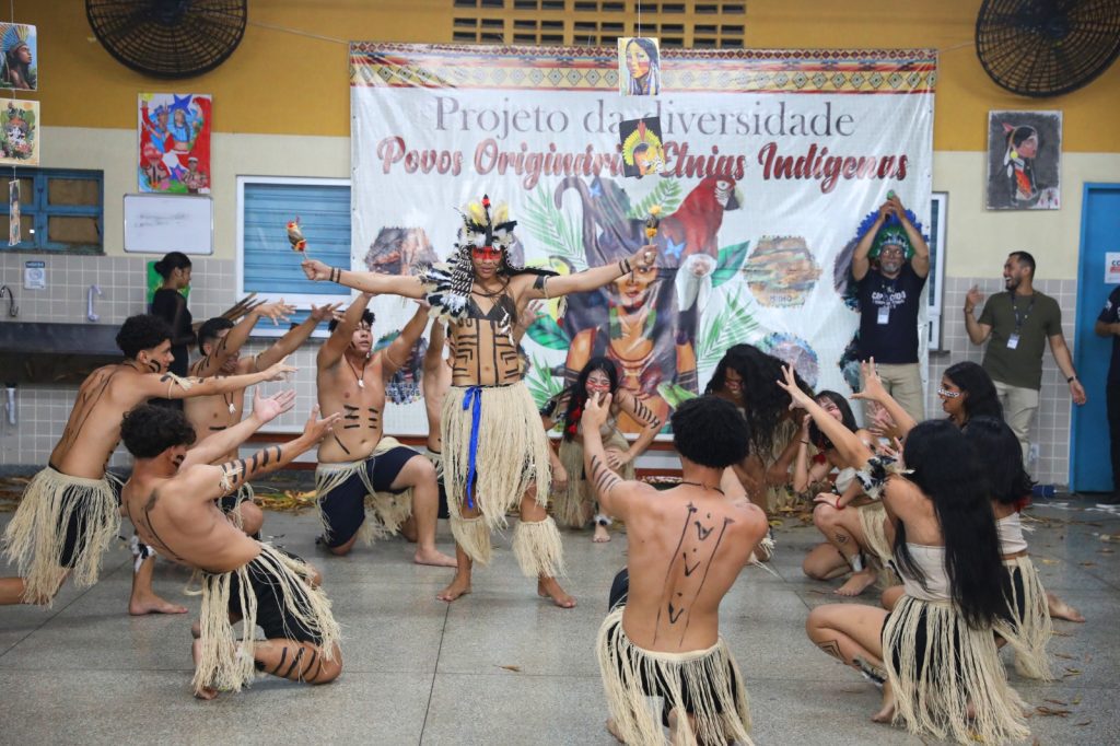 Alunos da EE Rofram Bechior brilham durante apresentações culturais em valorização à cultura indígena 7 Educacao Foto Projeto da diversidade Foto Euzivaldo Queiroz 1024x682 1
