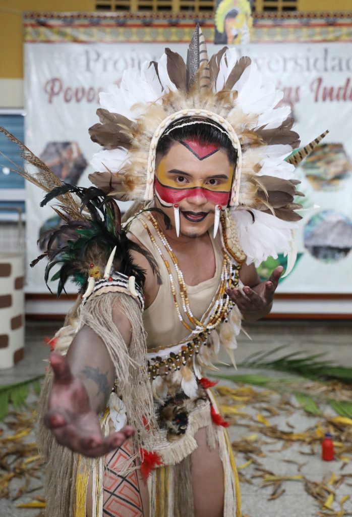 Alunos da EE Rofram Bechior brilham durante apresentações culturais em valorização à cultura indígena 10 Educacao Foto Projeto da diversidade Geovane Oliveira Foto Euzivaldo Queiroz 698x1024 1