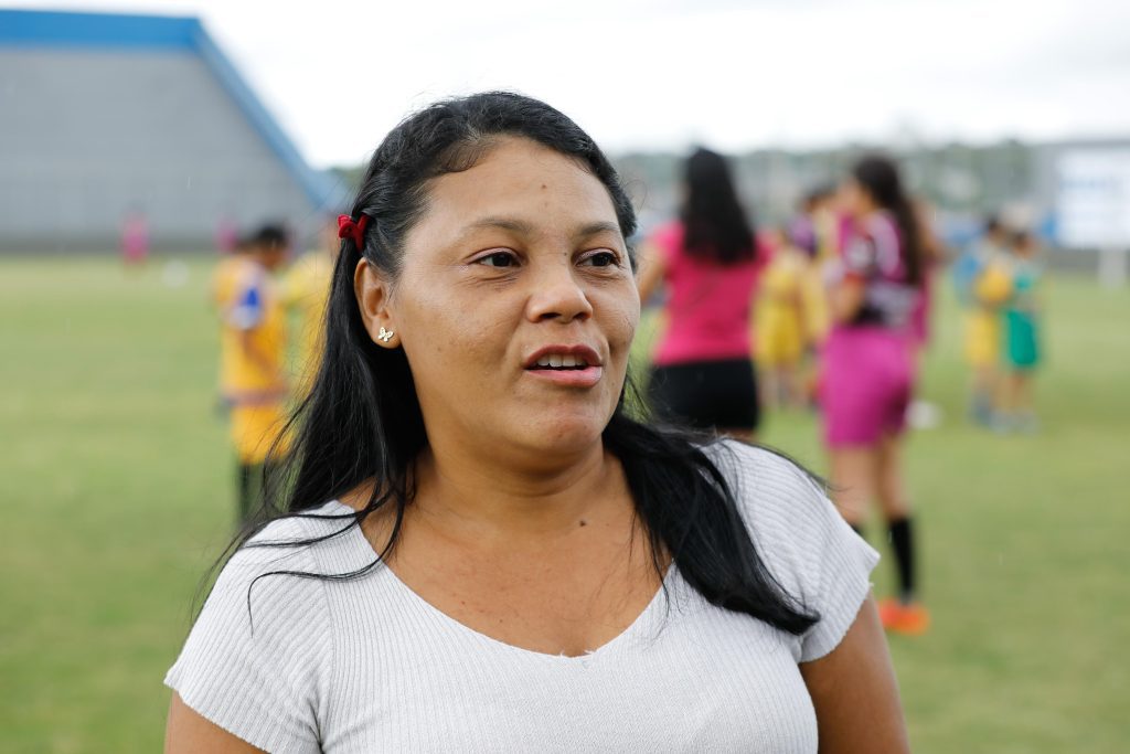 Em Manaus, comunidade esportiva celebra modernização e revitalização do Estádio Carlos Zamith 12 Em Manaus comunidade esportiva celebra modernizacao e revitalizacao do Estadio Carlos Zamith 6 Mae do atleta Jocenilda Costa foto Antonio Lima Secom 1024x683 1