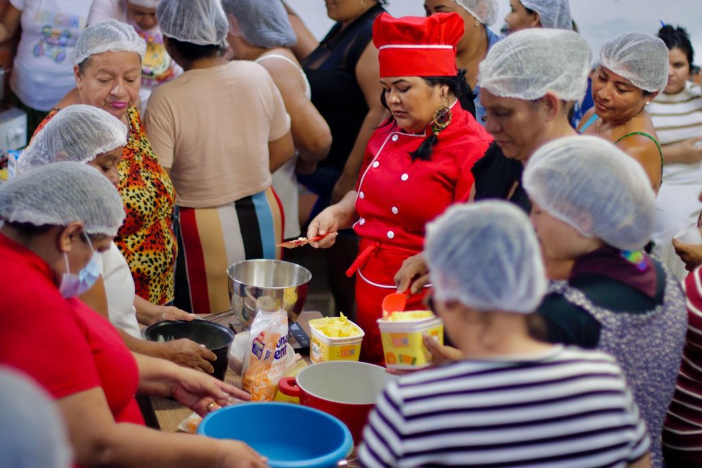 Empreendedorismo: Sejusc promove curso de ‘Bolo no pote’ para mulheres em vulnerabilidade social do Prosamim da Betânia 10 Foto Lincoln Ferreira Sejusc 26 1024x682 1
