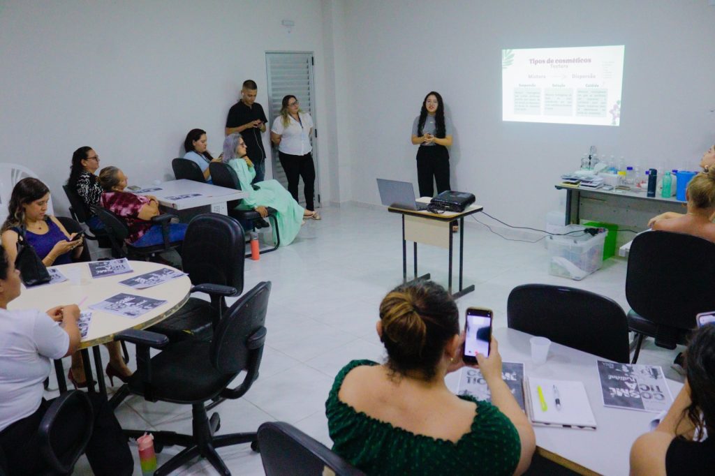 Empreendedorismo: mulheres em vulnerabilidade social iniciam curso de Cosméticos Naturais, por meio de parceria entre Sejusc e UEA 9 Foto Ygson Franca Sejusc 19 1 1024x682 1