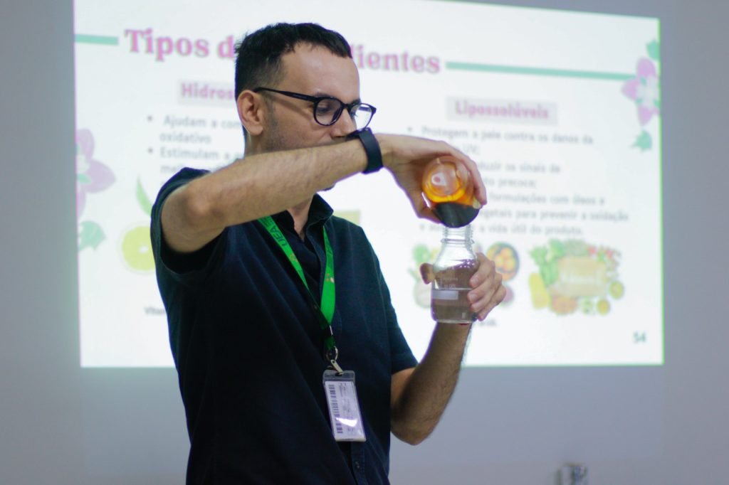 Empreendedorismo: mulheres em vulnerabilidade social iniciam curso de Cosméticos Naturais, por meio de parceria entre Sejusc e UEA 10 Foto Ygson Franca Sejusc 25 1024x682 1