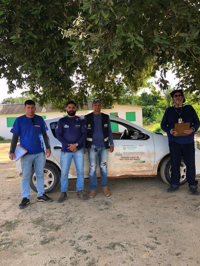Em Boa Vista do Ramos, ação conjunta monitora lavouras de cacau e cupuaçu contra monilíase 7 Idam visitas Boa Vista do Ramos Foto Divulgacao Idam 768x1024 1