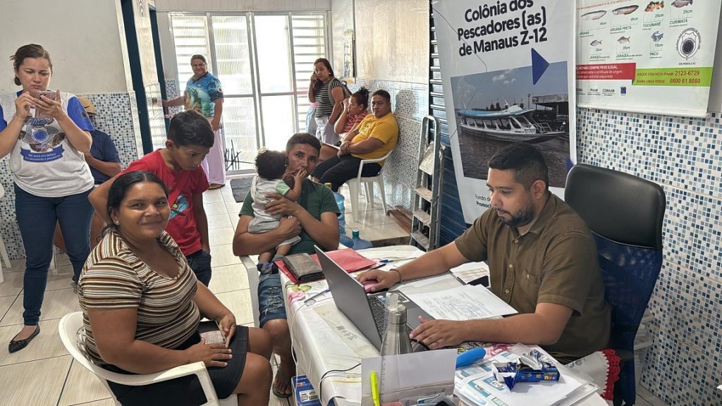 Manaus e Santo Antônio do Iça: Pescadores artesanais solicitam R$ 811,9 mil em crédito rural 5 Idam Acao de credito na colonia Z 12 em Manaus Fotos divulgacao 4 1 1024x576 1