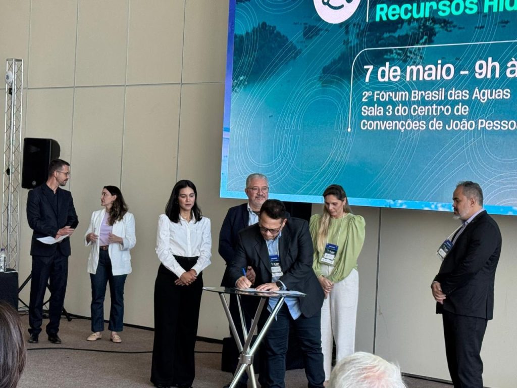 Governo do Amazonas firma acordo com Agência Nacional de Águas para fortalecer gestão dos recursos hídricos 4 Ipaam Representante do Ipaam durante assinatura Foto 2 07 05 2025 1024x768 1