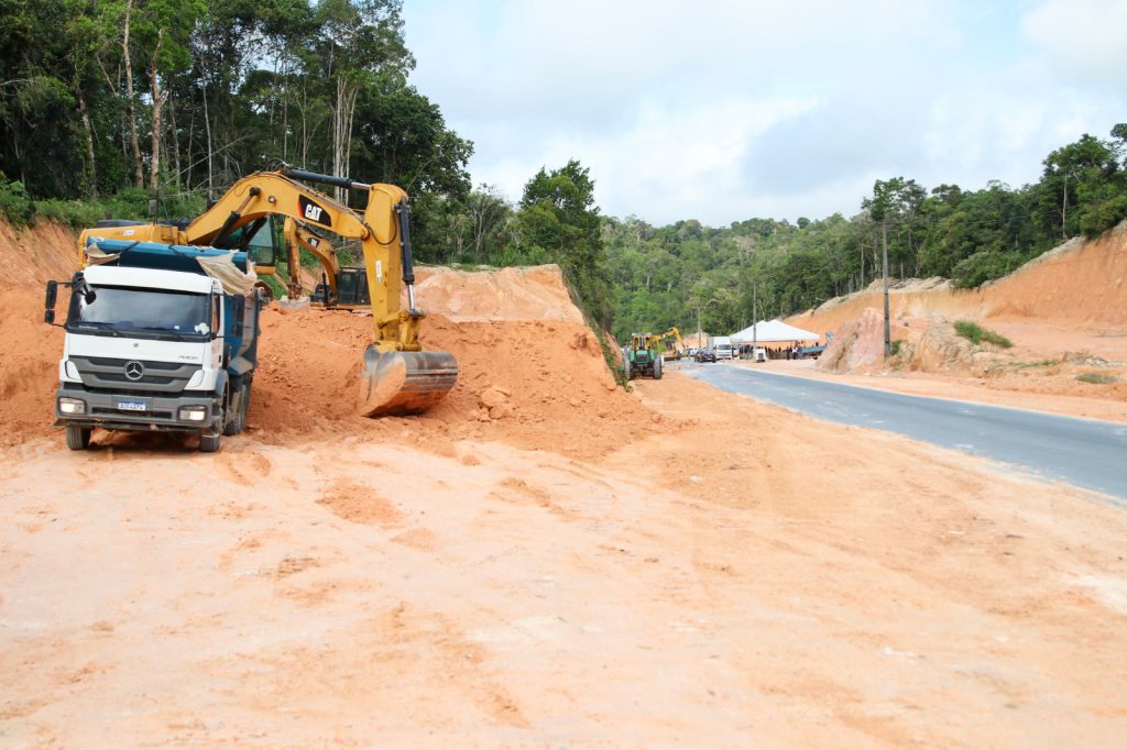 Governador Wilson Lima vistoria retomada das obras de modernização da AM-010 após período chuvoso 10 Obras AM 010 Fotos Arthur Castro Secom 1 1024x682 1