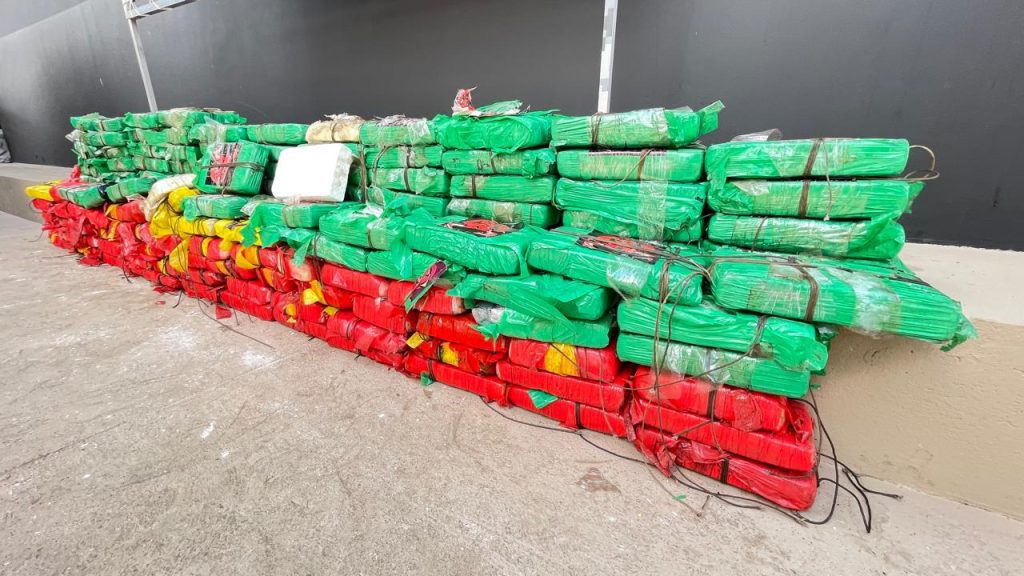 PC-AM causa prejuízo ao crime organizado com apreensão de pasta base de cocaína avaliada em R$ 12 milhões 9 PC AM 158 QUILOS DE PASTA BASE DE COCAINA APREENDIDOS FOTOS ERLON RODRIGUES 5 1024x576 1