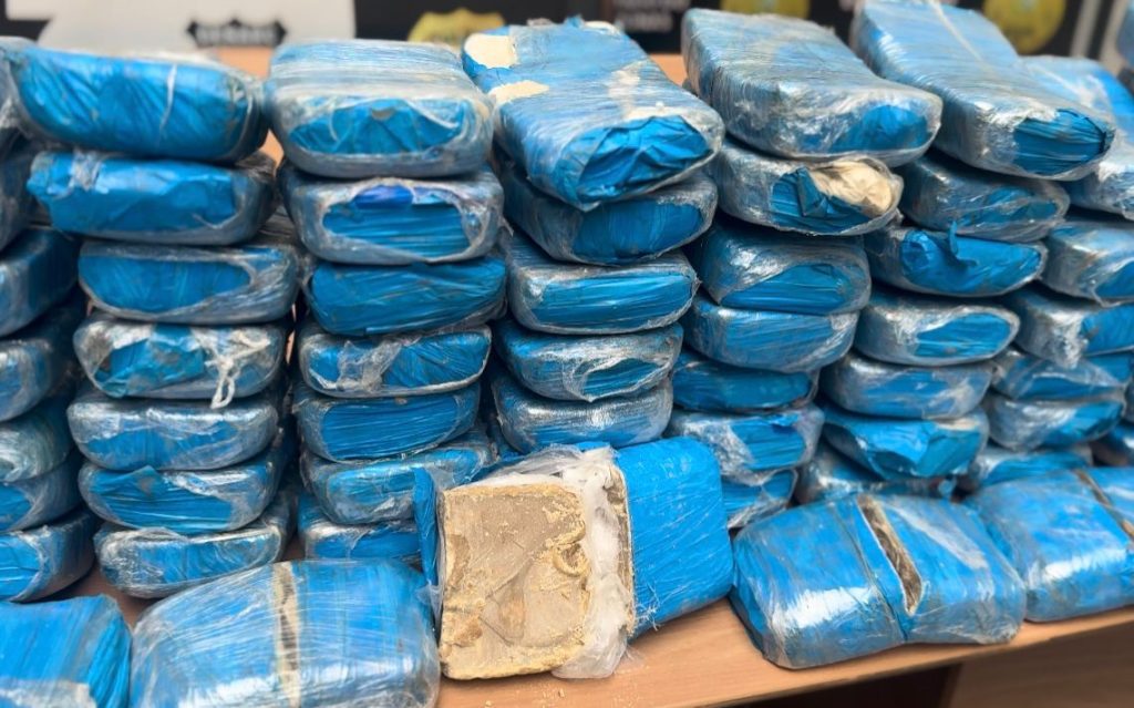 Polícia Civil apreende mais de 200 quilos de cocaína avaliados em R$ 6,3 milhões e prende dupla responsável pelo material 13 PC AM DROGAS APREENDIDAS FOTOS BEATRIZ SAMPAIO 1 1024x639 1