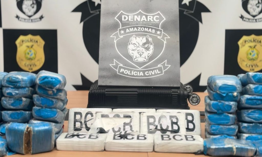 Polícia Civil apreende mais de 200 quilos de cocaína avaliados em R$ 6,3 milhões e prende dupla responsável pelo material 10 PC AM DROGAS APREENDIDAS FOTOS BEATRIZ SAMPAIO 4 1024x616 1