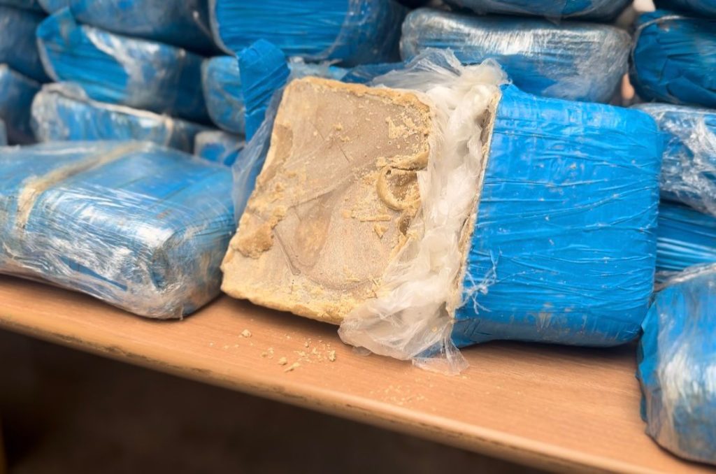 Polícia Civil apreende mais de 200 quilos de cocaína avaliados em R$ 6,3 milhões e prende dupla responsável pelo material 12 PC AM DROGAS APREENDIDAS FOTOS BEATRIZ SAMPAIO 6 1024x678 1