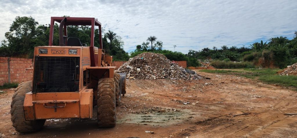 Ipaam autua responsável por pá-carregadeira flagrada em descarte irregular de resíduos em Iranduba 5 Pa carregadeira Foto 1 20 05 2025 1024x478 1