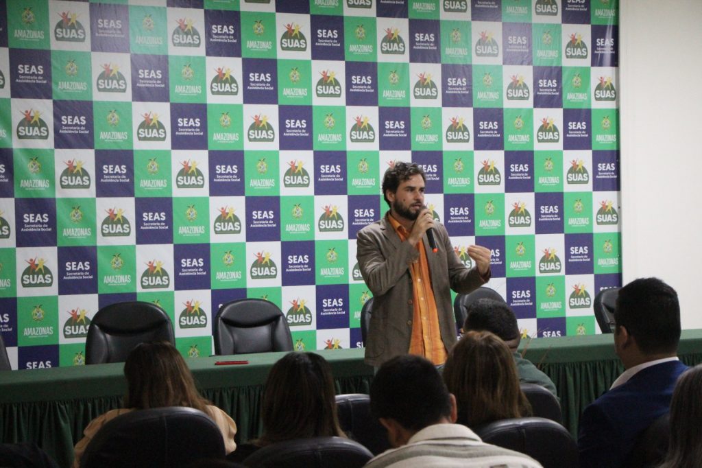 Seas e representantes do Ministério do Meio Ambiente e do Desenvolvimento Social promovem oficina sobre o Bolsa Verde 7 Palestra Bolsa Verde 1024x682 1