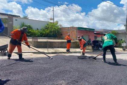 Prefeitura de Manaus atende solicitacao de moradores e recupera rua do bairro Flores com asfalto