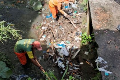 Prefeitura de Manaus realiza limpeza de rede de drenagem profunda em igarape do bairro Tancredo Neves 2