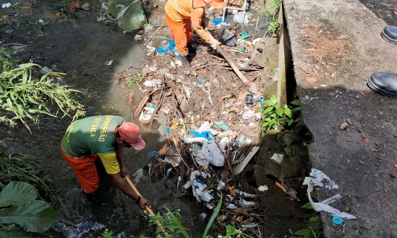 Prefeitura de Manaus realiza limpeza de rede de drenagem profunda em igarape do bairro Tancredo Neves 2