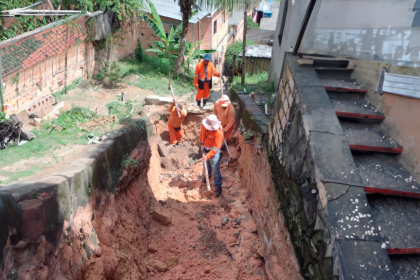 Prefeitura de Manaus realiza recuperacao de redes de drenagem danificadas pelo descarte irregular de lixo na zona Norte 1024x576 1